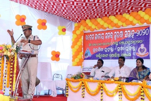 ଖଲ୍ଲିକୋଟ ପୋଲିସର ସଡ଼କ ସୁରକ୍ଷା ସଚେତନ କାର୍ଯ୍ୟକ୍ରମ