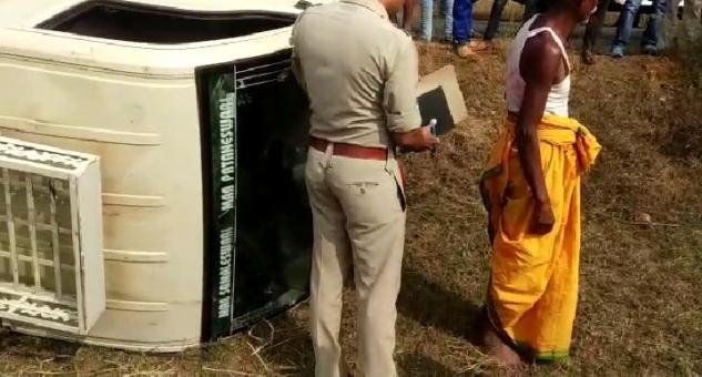 ପିକ୍‌ଅପ ଭ୍ୟାନ ଓଲଟି ୬ ଗୁରୁତର