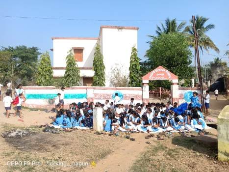 ଦିନସାରା ବାହାରେ ବସିଲେ ଛାତ୍ରଛାତ୍ରୀ,ଶିକ୍ଷକ ଶିକ୍ଷୟିତ୍ରୀ