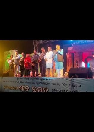 ଗୁଡାହାଣ୍ଡି ମଂଚ ରେ କଳାକାର ଙ୍କ ନାଚ ରେ ଦୁଲୁକିଲା ମଂଚ