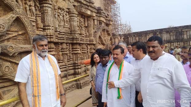 କେନ୍ଦ୍ର ପର୍ଯ୍ୟଟନ ମନ୍ତ୍ରୀଙ୍କ ସୂର୍ଯ୍ୟ ମନ୍ଦିର ପରିଦର୍ଶନ