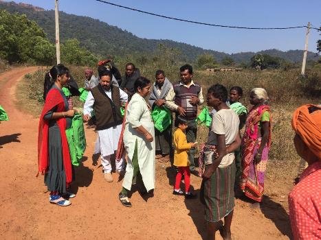 ଆଦିବାସୀଙ୍କୁ କମ୍ବଳ ବାଣ୍ଟିଲେ ରାମୁପୁଡିଆ ପରିବାର