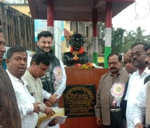 ବିପ୍ଳବୀ ଆନନ୍ଦ ଚନ୍ଦ୍ର ଜେନାଙ୍କ ପ୍ରତିମୂର୍ତ୍ତିରେ ସାଂସଦ ଓ ବିଧାୟକଙ୍କ ମାଲ୍ୟାର୍ପଣ