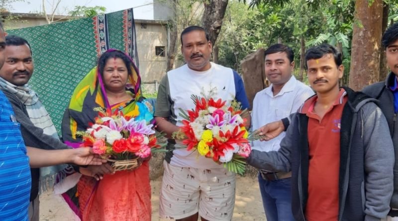  ନବବର୍ଷ ପାଇଁ ବ୍ଲକ ଅଧ୍ୟକ୍ଷାଙ୍କୁ ଶୁଭେଚ୍ଛା ଜଣାଇଲେ କର୍ମଚାରୀ