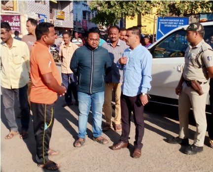 ଦୋକାନ କୁ ଦୋକାନ ବୁଲି ବ୍ୟବସାୟୀ ମାନଙ୍କୁ ଡଷ୍ଟବିନ୍ ବ୍ୟବହାର କରିବା ନିମନ୍ତେ ସଚେତନତା କରାଇଲେ ଜିଲ୍ଲାପାଳ