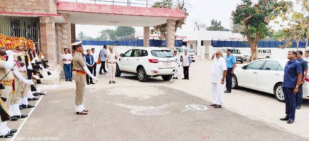 ଛତ୍ରପୁର ଠାରେ ରାଜ୍ୟପାଳଙ୍କୁ ଗାର୍ଡ ଅଫ୍ ଅନର୍