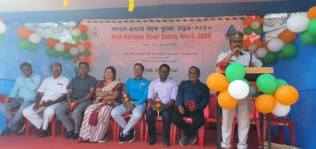 ବାଇକ ଚାଳକଙ୍କୁ ଗୋଲାପ ଫୁଲ ଦେଇ ସଚେତନା କଲା ହିଂଜିଳି ପୋଲିସ