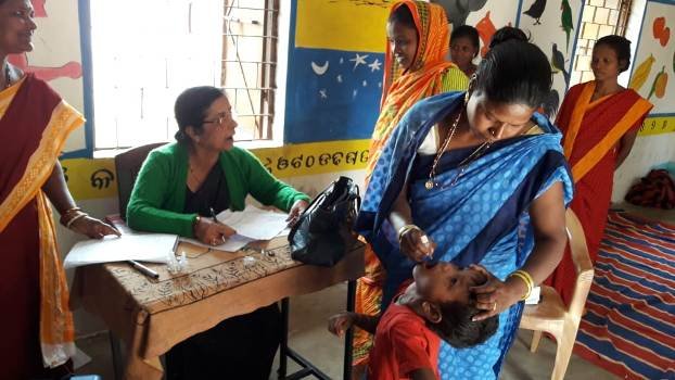 ଶିଶୁଙ୍କୁ ପୋଲିଓ ବୁନ୍ଦା ଖୁଆଇଲେ ସ୍ୱାସ୍ଥ୍ୟ କର୍ମୀ