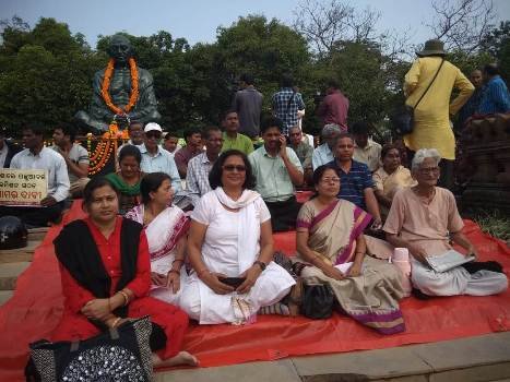 ଗାନ୍ଧିଜୀଙ୍କ ମହାପ୍ରୟାଣ ଦିବସରେ ମହାତ୍ମାଗାନ୍ଧୀ ପ୍ରତିମୂର୍ତ୍ତି ସମ୍ମୁଖରେ ‘ମୋନା'ର ମୌନ ଗଣଧାରଣା