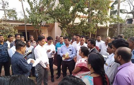 ମୁଖ୍ୟମନ୍ତ୍ରୀଙ୍କ ଗଡ଼ରେ ୫ ଟି ସଚିବ,ଶିକ୍ଷାର୍ଥୀଙ୍କ ସହ ଖାଇଲେ ମଧ୍ୟାନ୍ନ ଭୋଜନ