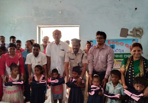 ଅଙ୍ଗନୱାଡ଼ି ଶିଶୁଙ୍କୁ ପୋଷାକ ବଂଟନ