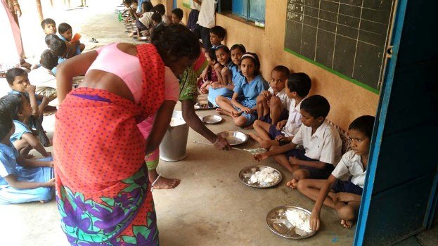 ମଧ୍ୟାହ୍ନ ଭୋଜନରେ ଅଣ୍ଡା ଦେବାକୁ ନେଇ ଅଡୁଆରେ ଶିକ୍ଷକ 