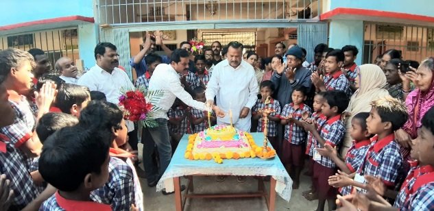 ନିଆରା ଢ଼ଙ୍ଗରେ ଜନ୍ମଦିନ ପାଳନ କଲେ ବିଧାୟକ