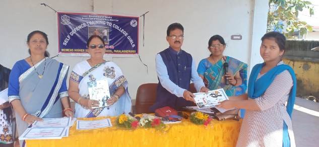 କନିଷ୍ଠ ମହିଳା ମହାବିଦ୍ୟାଳୟ ଠାରେ ଅତ୍ମସୁରକ୍ଷା ତାଲିମ କାର୍ଯ୍ୟକ୍ରମ ଉଦ୍‌ଯାପିତ