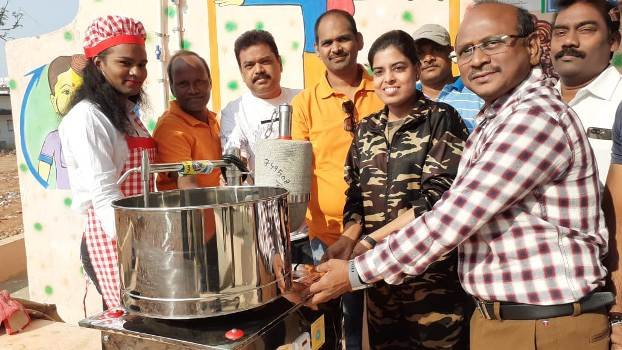 ପାରଳାଖେମୁଣ୍ଡି ୱାକରସ କ୍ଲବ୍ ଦ୍ୱାରା କିନରମାନଙ୍କୁ ସହାୟତା