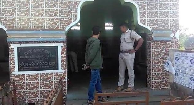 ଯୁବତୀଙ୍କୁ ମାମୁଁ ଘରେ ଛାଡିଲା ପୋଲିସ...