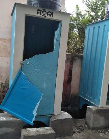 ମାସେ ନ ପୁରୁଣୁ ପାଞ୍ଚ ଲକ୍ଷ ଟଙ୍କାର ଉଠା ପରିଶ୍ରାଗାର କବାଟ ଭାଙ୍ଗିଲା