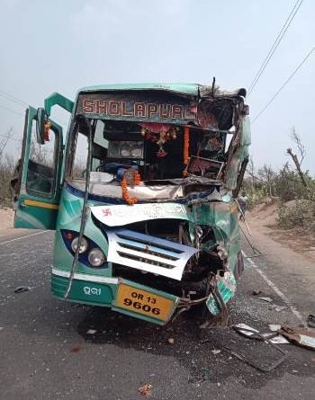 କୋଣାର୍କ-ପୁରୀ ବେଳାଭୂମି ମାର୍ଗରେ ଦୁର୍ଘଟଣା,୮ ଗୁରୁତର ଆହତ