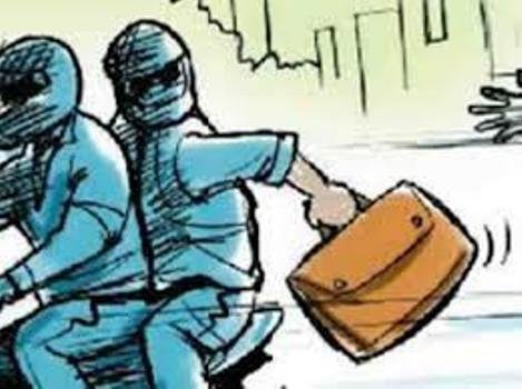 ଗାଡି ଡିକିରୁ ଦୁଇ ଲକ୍ଷ ଚୋରୀ