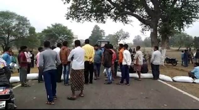 ରାଜରାସ୍ତା ଅବରୋଧ କଲେ ଚାଷୀ