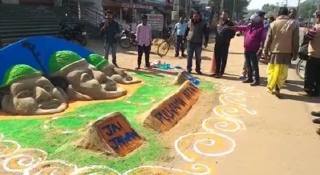 ପୁଲଓ୍ବାମାରେ ୪୦ ଜଣ ସେନାଙ୍କ ବଳିଦାନ ସ୍ମୃତିରେ ରାଇରଙ୍ଗପୁର ଶିକ୍ଷକ ଓ ବାଲୁକା ଶିଳ୍ପୀ ଅଜୟ ଘୋଷ ଙ୍କ ନିଆରା ସ୍ମୃତି