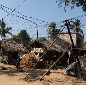 ବିପଦକୁ ଡାକୁଛି ଭଙ୍ଗା ବିଦ୍ୟୁତ ଖୁଣ୍ଟ