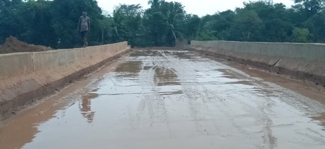 ଅସରାଏ ବର୍ଷାରେ ଢ଼େଙ୍କା ପୋଲ ନିକଟ ରାସ୍ତା ବେହାଲ