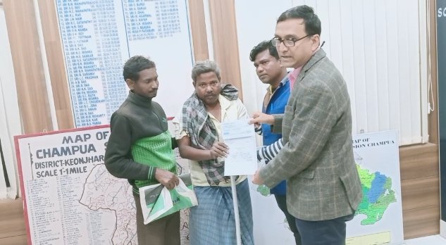 ମୁଖ୍ୟମନ୍ତ୍ରୀଙ୍କ ରିଲିଫ୍ ପାଣ୍ଠିରୁ ଭିନ୍ନକ୍ଷମ ଦୁବରାଜଙ୍କୁ ସହାୟତା ପ୍ରଦାନ