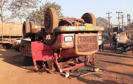 ଭାରସାମ୍ୟ ହରାଇ ଓଲଟିଲା ଡମ୍ପର
