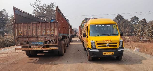 ଟ୍ରାଫିକ ଜାମ୍ ରେ ଫସିଲା ସ୍କୁଲ ବସ୍ , ଛାତ୍ରୀଛାତ୍ର ହନ୍ତସନ୍ତ