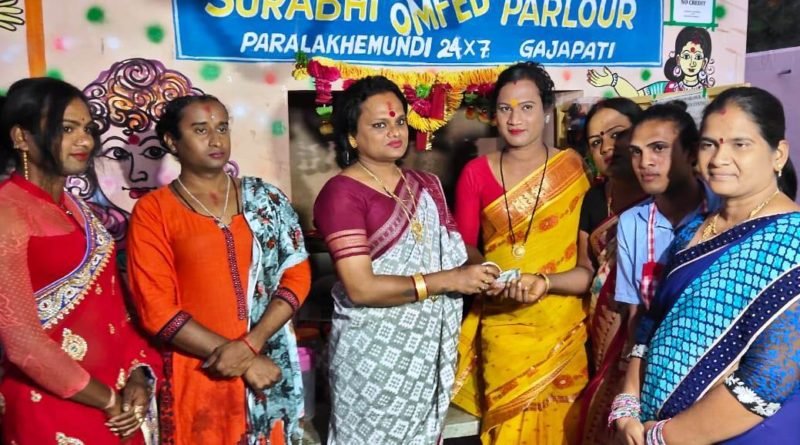 କିନ୍ନର ସଂଘର ରାଜ୍ୟ ସଭାପତି ପାରଳା ସୁରଭି ପାର୍ଲର ପରିଦର୍ଶନ