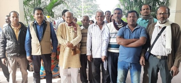 ରାମନାୟକଡିଆ ପ୍ରାଥମିକସ୍କୁଲ ମିଶ୍ରଣକୁ ନେଇ ତୀବ୍ର ଅସନ୍ତୋଷ,ଜିଲ୍ଲାପାଳଙ୍କୁ ତୁରନ୍ତ ପଦକ୍ଷେପ ପାଇଁ ଦାବିପତ୍ର ପ୍ରଦାନ