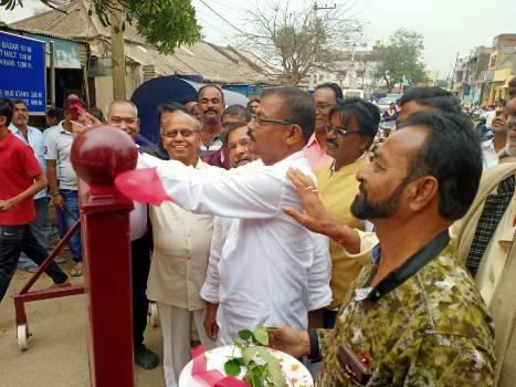 ଟ୍ରାଫିକ୍ ସମସ୍ୟା ନେଇ ଅସ୍ଥାୟୀ ଟ୍ରାଫିକ ବ୍ୟାରିକେଟ୍ ପୋଷ୍ଟ୍ ସ୍ଥାପନ