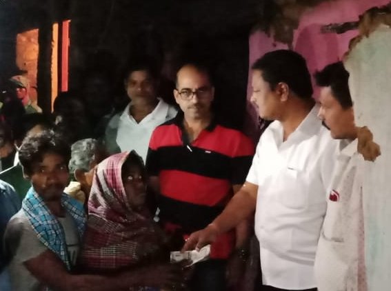 ଅଗ୍ନିବିପନ୍ନ ୨ ପରିବାରକୁ ସହାୟତା ଦେଲେ ବିଧାୟକ