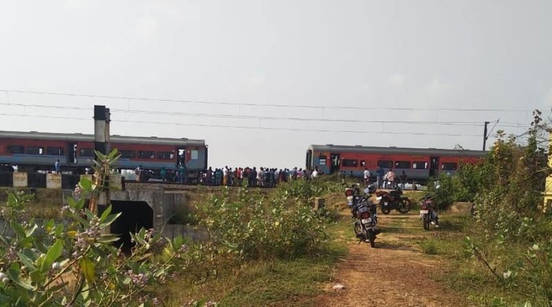 ଲୋକମନ୍ୟତିଲକ ଏକ୍ସପ୍ରେସ ର ଇଞ୍ଜିନ ରୁ ପସେଞ୍ଜେର ବଗି ହୋଇଗଲା ଅଲଗା