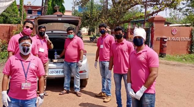 ୟୁଥ୍ ଫର "ସେବା" ପକ୍ଷରୁ କାର୍ଯ୍ୟରତ ପୋଲିସ କର୍ମଚାରୀଙ୍କୁ ଖାଦ୍ୟ ବିତରଣ