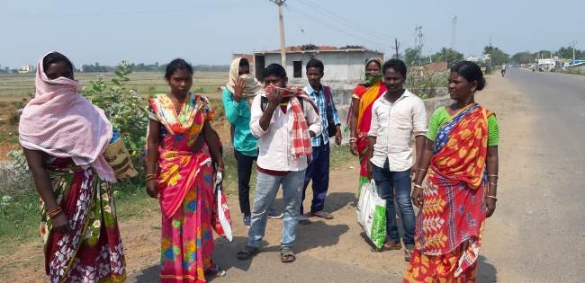 ଗାଡି ଘୋଡା ବନ୍ଦ ଚାଲି ଚାଲି ଘରକୁ ଫେରୁଛନ୍ତି ଶ୍ରମିକ