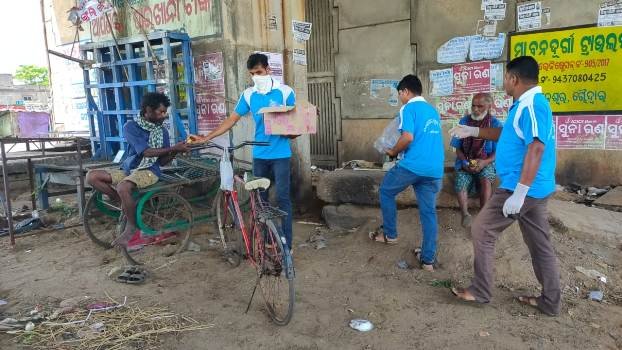 ଅସହାୟ ମାନଙ୍କୁ ଶୁଖିଲା ଖାଦ୍ୟ ଏବଂ ପାଣି ବଣ୍ଟନ