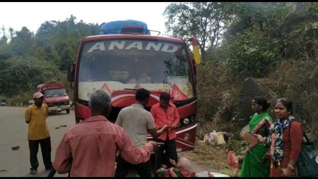 ବସକୁ ଧକ୍କା ଦେଲା ଲୁହାପଥର ବୋଝେଇ ଟ୍ରକ,୨ଗୁରୁତର ୫ ଆହତ