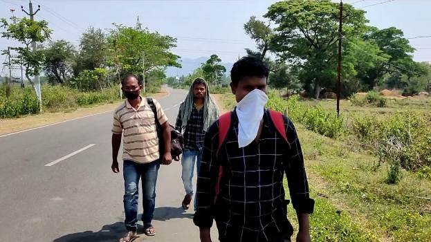 ସବୁ ବନ୍ଦ ଥିବାରୁ ବାଧ୍ୟ ହୋଇ ଚାଲି ଚାଲି ଆସିଥିଲେ