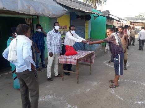 ମୂଳନିବାସୀ ଏକତାମଞ୍ଚ ସଂଗଠନ ପକ୍ଷରୁ ମାସ୍କ ବଣ୍ଟନ