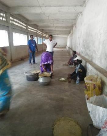 ହୁମ୍ମା ପଞ୍ଚାୟତରେ ଓଡିଶା ଜୀବିକା ମିଶନ ତରଫରୁ ରନ୍ଧା ଖାଦ୍ୟ ବଣ୍ଟନ