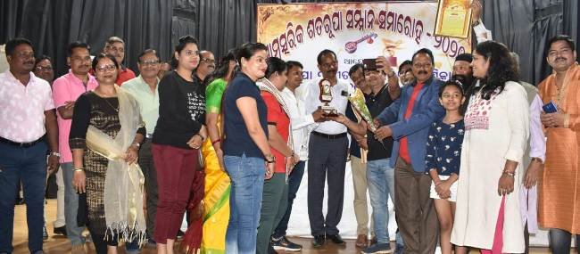 ଫନ୍ ଆଣ୍ଡ ଫିଟ୍‌ନେସ କ୍ଲବକୁ ଶତରୂପା ସମ୍ମାନ