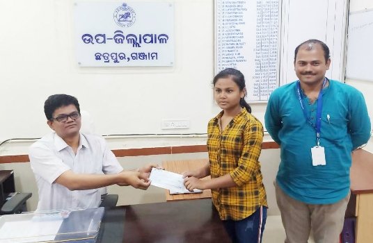 ମୁଖ୍ୟମନ୍ତ୍ରୀଙ୍କ ରିଲିଫ୍ ଫଣ୍ଡକୁ ଅନସ୍ଲୋ ହାଇସ୍କୁଲର ଛାତ୍ରୀ ବୃତ୍ତି ଟଙ୍କା ପ୍ରଦାନ କଲେ