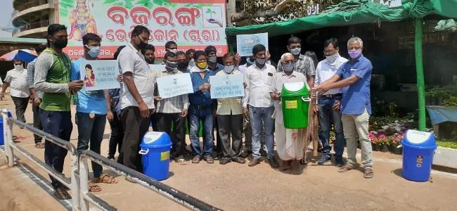 ଭେଣ୍ଡିଂଜୋନ ଓ ଉଠାଦୋକାନୀମାନଙ୍କୁ ମାସ୍କ ଓ ଡ଼ଷ୍ଟିବିନ୍ ବଣ୍ଟନ