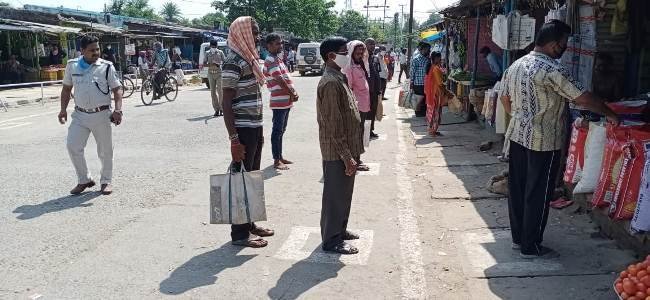 ସାମାଜିକ ଦୂରତାରକ୍ଷାକୁ ଗୁରୁତ୍ୱ ଗୋଲେଇ ଭିତରେ ଠିଆହେବାକୁ ପଡ଼ିବ