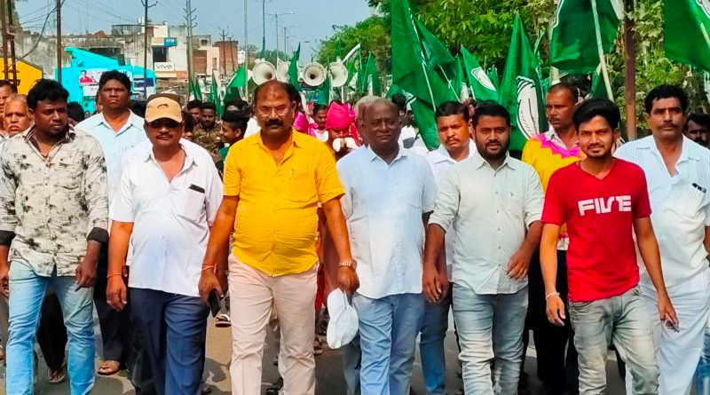 ବିଜୁବାବୁଙ୍କ ୧୦୪ ତମ ଜନ୍ମଜୟନ୍ତି ରାଲିରେ ନାବାଳକ ସମେତ ଅଙ୍ଗନୱାଡ଼ି କର୍ମୀ ଓ ସହାୟିକାଙ୍କ ହାତରେ ବିଜେଡ଼ି ପତକା