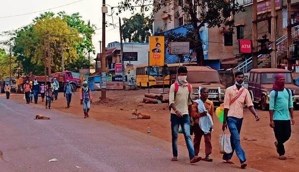 ଯୋଡାରୁ ଝାଡଖଣ୍ଡ ଓ ବିହାର ୪୦୦ କିମି ଦୂର କୁ ଚାଲିଚାଲି ଯାଉଛନ୍ତି ଶ୍ରମିକ