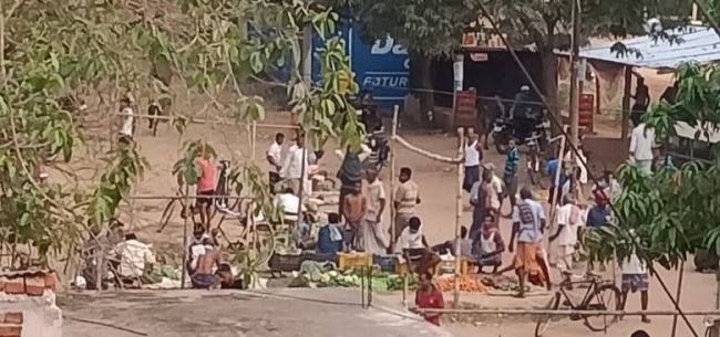 ମୁଗୁପୁର ବଜାରରେ କାମ କରୁନି କଟକଣା