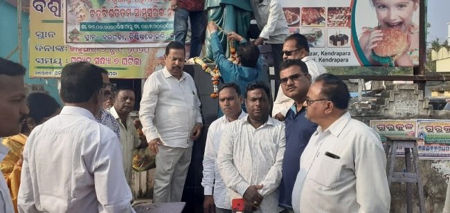 ପ୍ରବାଦପୁରୁଷ ବିଜୁବାବୁଙ୍କ ପ୍ରତିମୂର୍ତ୍ତିରେ ସାମୁହିକ ମାଲ୍ୟାର୍ପଣ